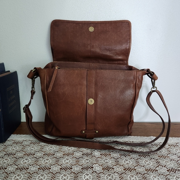 Rehard Italy Brown Leather Crossbody with Basket Weave Flap - Picture 7 of 16